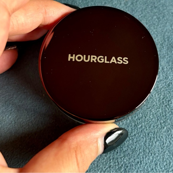 Hourglass
Mini Veil™ Translucent Setting Powder - Picture 3 of 4